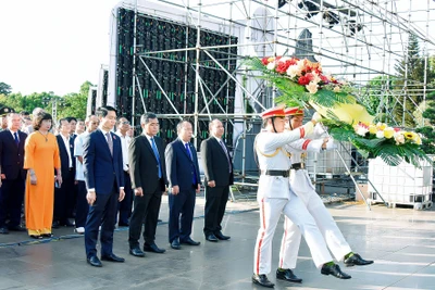 Các đồng chí Thường trực Tỉnh ủy Gia Lai dâng hoa trước Tượng đài Bác Hồ với các dân tộc Tây Nguyên. Ảnh: Đ.T