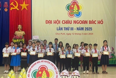 Lãnh đạo huyện đã trao giấy chứng nhận danh hiệu “Cháu ngoan Bác Hồ” cho 70 đội viên, thiếu nhi tiêu biểu trên địa bàn. Ảnh: Hà Chi