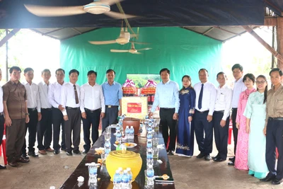 Đoàn lãnh đạo cấp cao tỉnh Gia Lai thăm, tặng quà Đội K52 