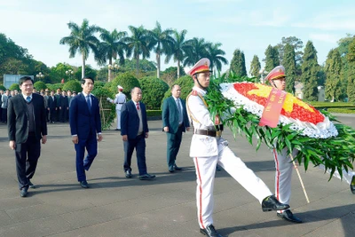 Lãnh đạo tỉnh Gia Lai dâng hoa, dâng hương tưởng niệm Chủ tịch Hồ Chí Minh và các Anh hùng liệt sĩ