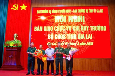 Bàn giao nhiệm vụ Chỉ huy trưởng Bộ Chỉ huy Quân sự tỉnh Gia Lai