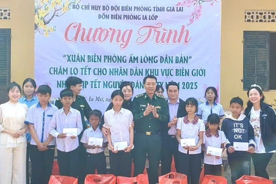 Đồn Biên phòng Ia Lốp tặng quà Tết cho hộ nghèo xã Ia Mơ