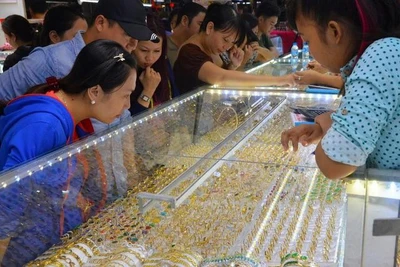 Giá vàng hôm nay 11-4: Tiếp tục tăng rất mạnh