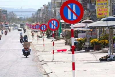 Chính quyền nói gì về việc 1 km Quốc lộ 27 có 23 biển cấm đậu xe?