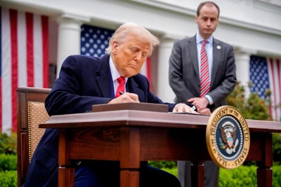 Thế giới phản ứng tích cực sau khi Tổng thống Trump quyết định hoãn áp thuế