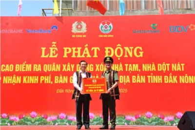 Bộ Công an trao kinh phí hỗ trợ tỉnh Đắk Nông xóa nhà tạm, nhà dột nát