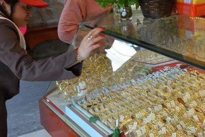 Giá vàng hôm nay 9-4: Tăng mạnh rồi bất ngờ lao dốc