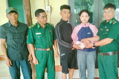 Cán bộ Biên phòng nhặt được của rơi trả người đánh mất