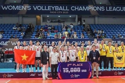 Bóng chuyền nữ Việt Nam lại ra biển lớn