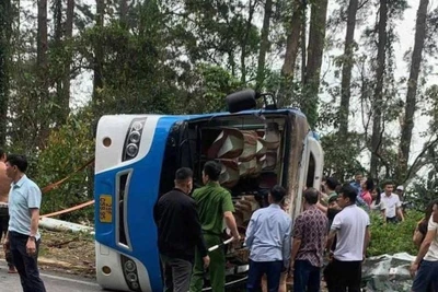 Lật xe khách trên đèo Tam Đảo, 3 người chết, nhiều người bị thương