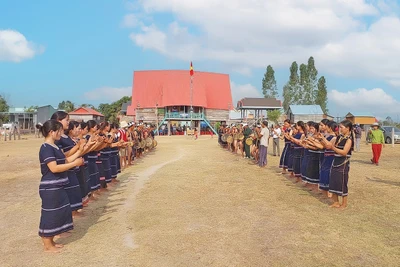 Buôn làng “thay da đổi thịt”