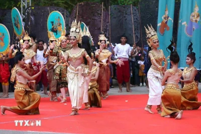 'Angkor Sangkranta 2025' sôi động trong ngày Tết cổ truyền an vui ở Campuchia