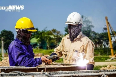 Dự báo thời tiết 10 ngày: Miền Trung nắng gắt kéo dài, miền Bắc mưa dông trở lại