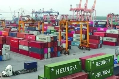 Nhóm 14 cựu lãnh đạo, cán bộ hải quan 'ngó lơ' số hàng lậu trị giá hơn 1.800 tỉ đồng