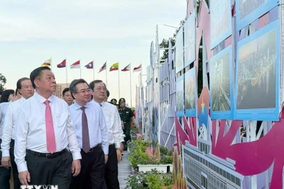 50 năm thống nhất đất nước: Khai mạc triển ảnh về Đại thắng mùa Xuân 1975