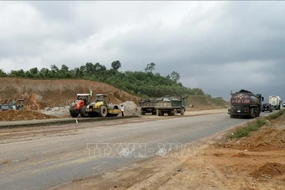 Đẩy nhanh giải phóng mặt bằng, khai thác vật liệu xây dựng cho các dự án đường bộ cao tốc