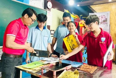 Học sinh trải nghiệm thú vị với dòng tranh Đông Hồ
