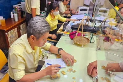 Giá vàng miếng SJC tăng 'đỉnh nóc kịch trần', nhiều người vẫn mua cất giữ