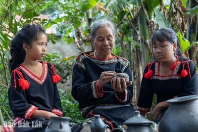 Thì thầm từ gốm Yang Tao