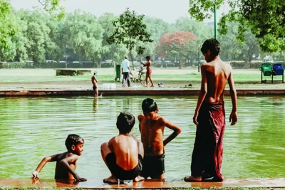 Nắng nóng 'bao phủ' nhiều khu vực