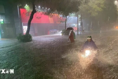 Vùng xoáy thấp cộng với tác động rãnh thấp gây mưa lớn ở Bắc Bộ