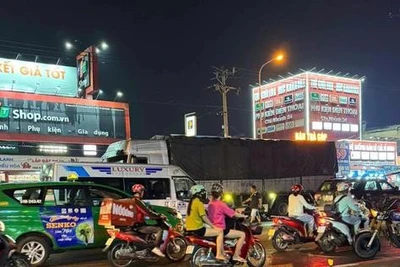 Hai mẹ con đi xe máy bị xe tải tông tử vong tại chỗ
