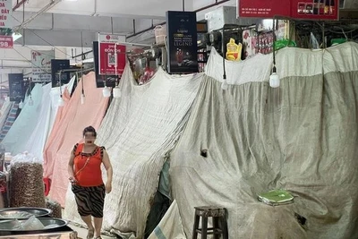 Sau những cánh cửa đóng kín