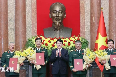 Chủ tịch nước trao quyết định thăng quân hàm cho sỹ quan Quân đội, Công an