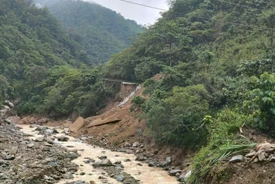 Nghệ An: Mưa lớn gây sạt lở nghiêm trọng trên Quốc lộ 16