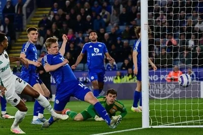 Leicester thua trắng 0-3, Newcastle đẩy Man City khỏi Top 5