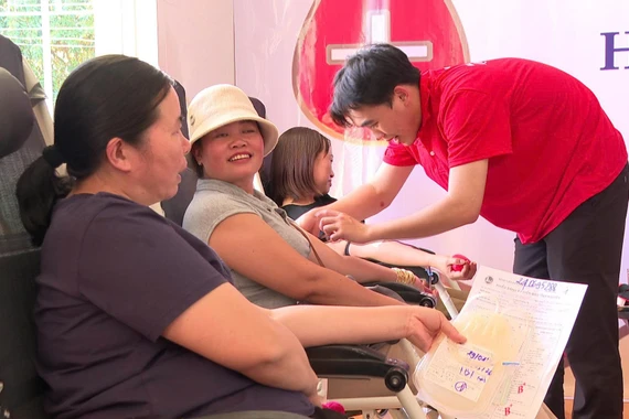 Cán bộ, chiến sĩ Đoàn Kinh tế - Quốc phòng 75 tự nguyện hiến 140 đơn vị máu