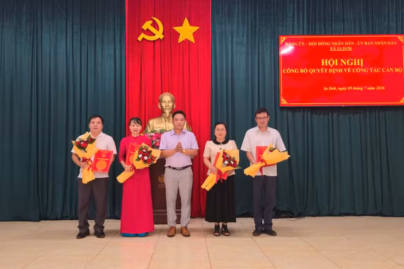 Ia Dơk công bố các quyết định về công tác cán bộ