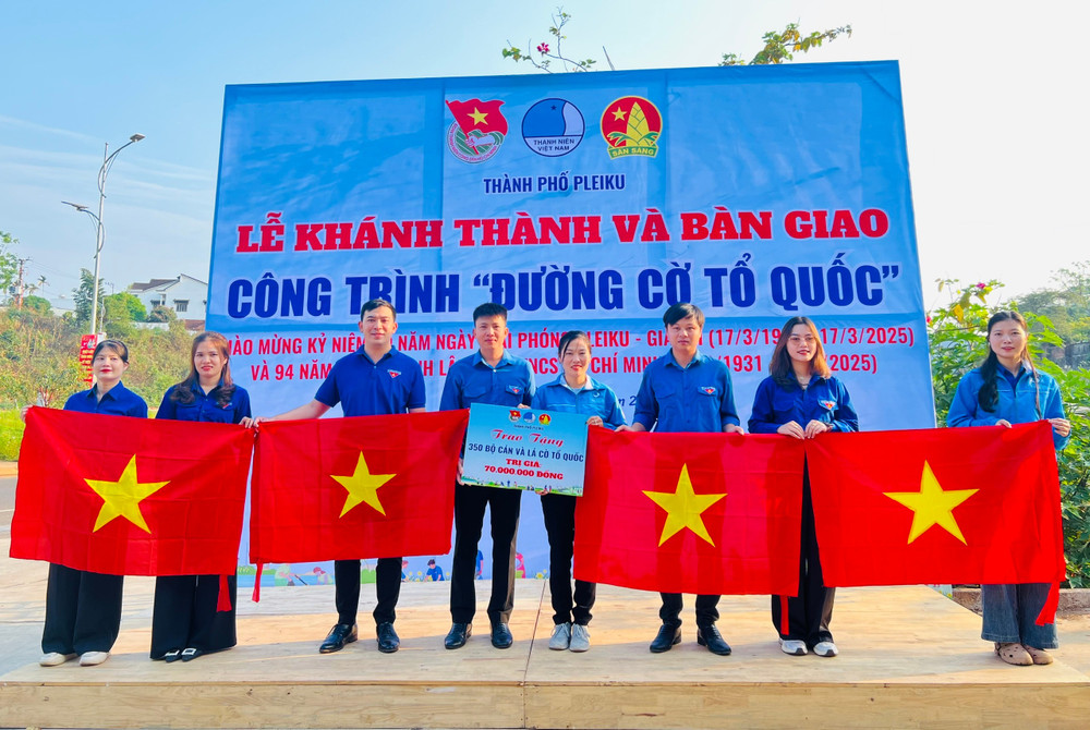 Bí thư Thành Đoàn Pleiku Thái Giang Nam (thứ 4 từ trái sang) trao cờ Tổ quốc cho các Đoàn phường: Hội Thương, Hội Phú, Phù Đổng. Ảnh: M.N c84fb6362dbea722d79ce6f27e1ee509.jpg