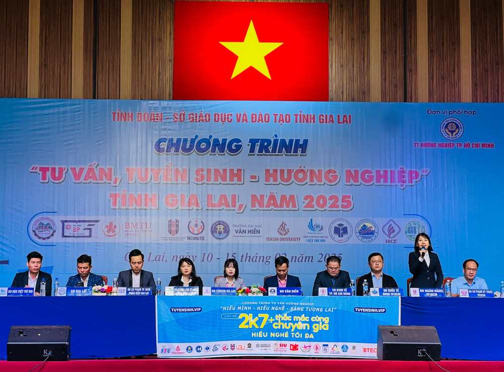 Ban Tư vấn tuyển sinh-hướng nghiệp thông tin đến học sinh Trường THPT Chi Lăng những lưu ý về kỳ thi tốt nghiệp THPT năm 2025. Ảnh: P.L 05f767672f5a65eb10c237d32e4863de.jpg