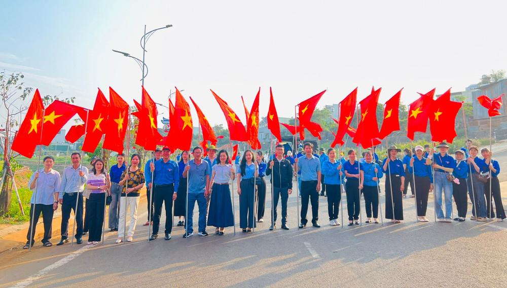 Các cán bộ, đoàn viên, thanh niên TP. Pleiku ra quân lắp đặt “Đường cờ Tổ quốc” tại khu vực bờ kè suối Hội Phú. Ảnh: M.N 1021c5cf4c2b9a66821ae1a620afad60.jpg