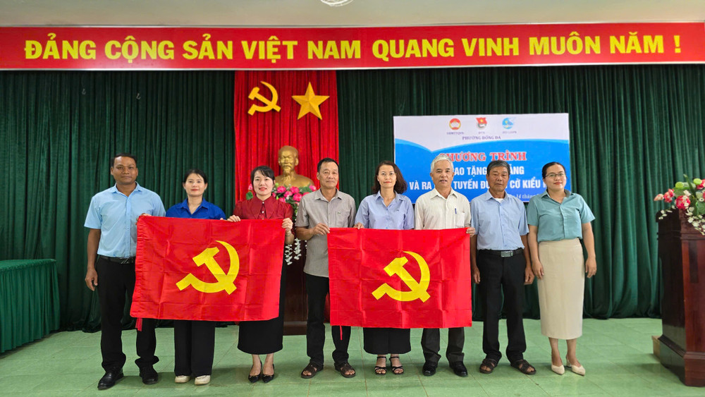 Đại diện các đơn vị trao tặng cờ Đảng cho các Chi bộ để treo tại tuyến đường Phạm Văn Đồng và đường 17/3. Ảnh: M.N img-9124.jpg