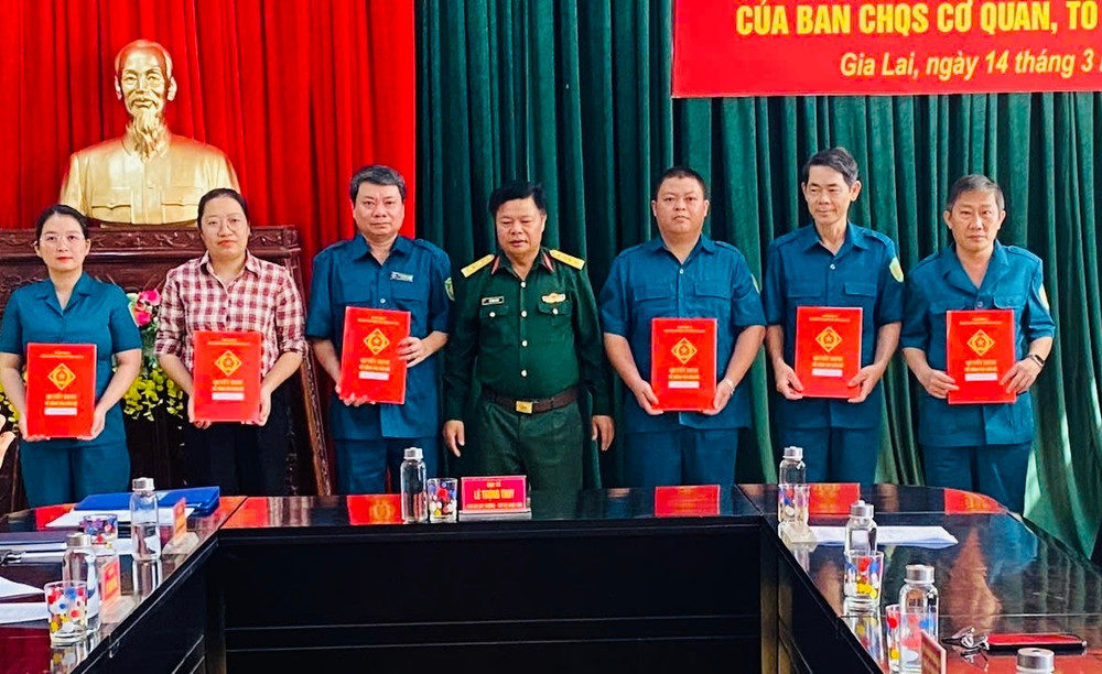 Đại tá Lê Trọng Thủy (ở giữa)-Phó Chỉ huy trưởng kiêm Tham mưu trưởng Bộ Chỉ huy Quân sự tỉnh trao quyết định miễn nhiệm, bổ nhiệm cán bộ Ban Chỉ huy Quân sự cơ quan, tổ chức cấp tỉnh. Ảnh: Như Điệp img-9121.jpg