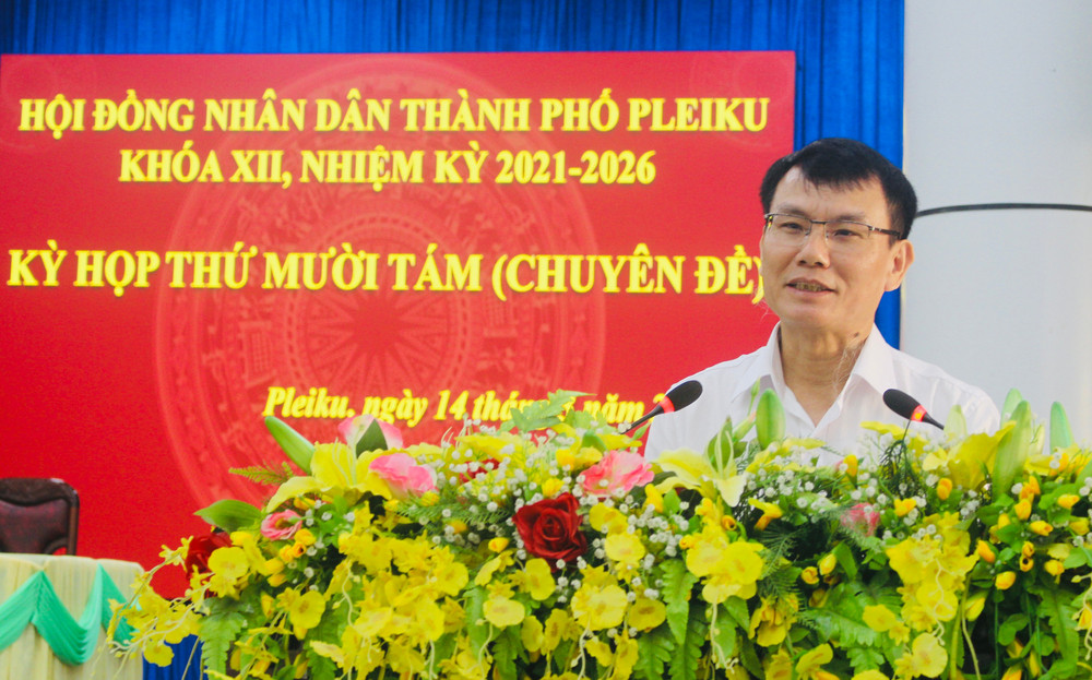 Bí thư Thành ủy, Chủ tịch HĐND TP. Pleiku Trịnh Duy Thuân phát biểu tại kỳ họp. Ảnh: P.L img-7041.jpg