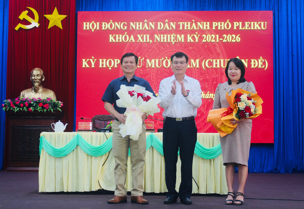 Bí thư Thành ủy, Chủ tịch HĐND TP. Pleiku Trịnh Duy Thuân (ở giữa) tặng hoa cho các cán bộ vừa miễn nhiệm Ủy viên UBND thành phố khóa XII do được điều động, bố trí công tác khác. Ảnh: P.L img-7047.jpg