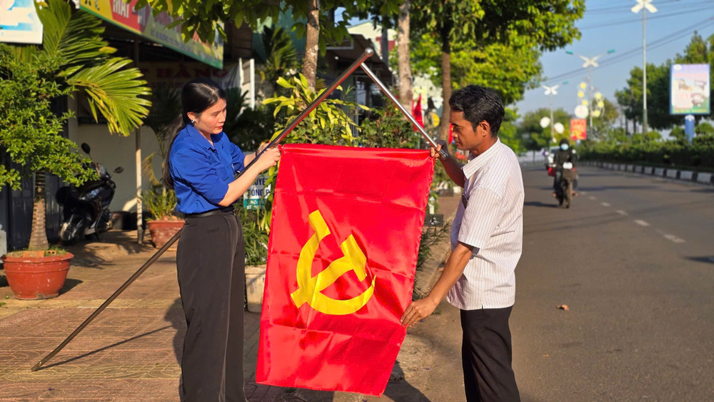 Đoàn phường Đống Đa thực hiện công trình “Đường cờ kiểu mẫu” tại đường 17/3. Ảnh: M.N img-9125.jpg
