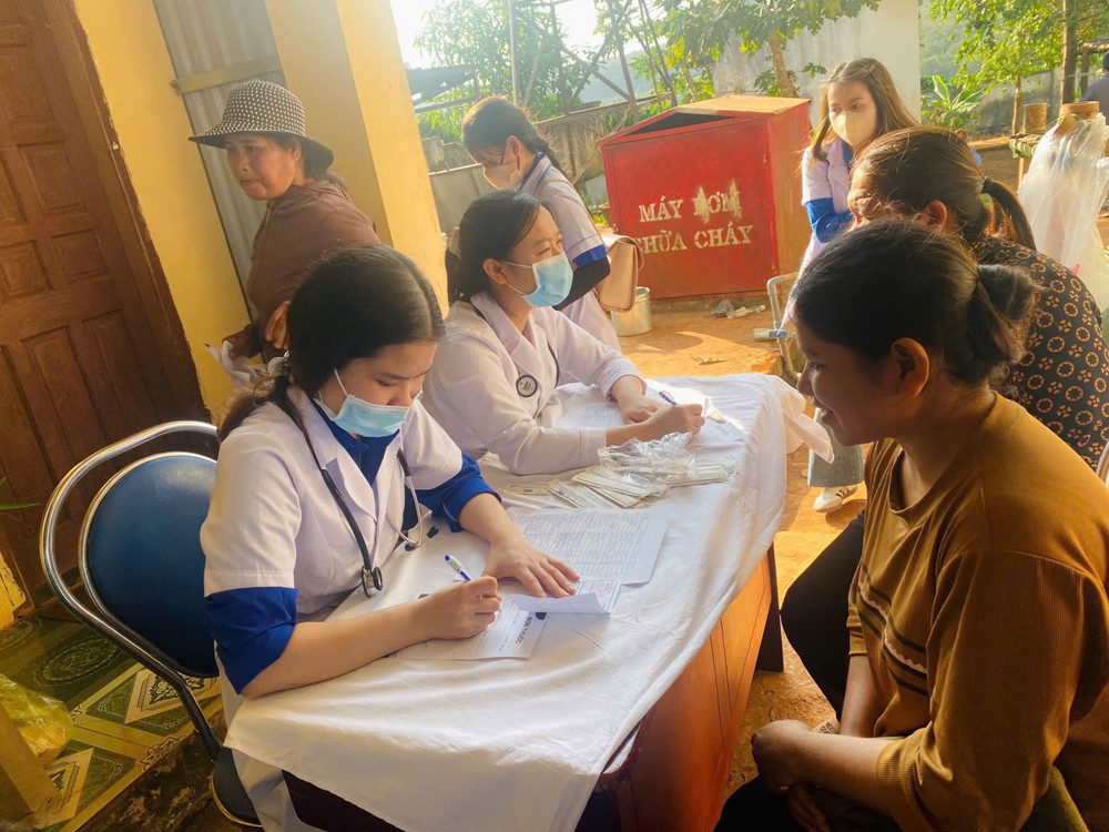 Các y-bác sĩ Câu lạc bộ Thầy thuốc trẻ tỉnh khám bệnh cho người dân vùng khó. Ảnh: ĐVCC img-7842.jpg