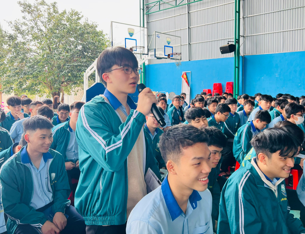 Học sinh Trường THPT Chi Lăng nêu thắc mắc về việc chọn ngành, chọn trường. Ảnh: P.L 8480171300a7412ca78657eb52abaafc.jpg