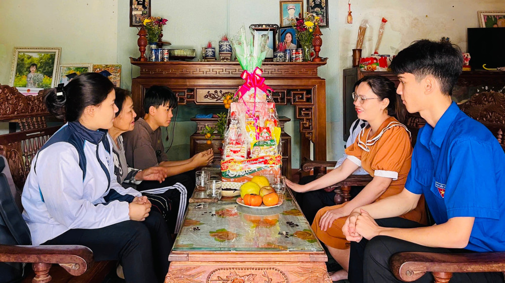 Đội xung kích tình nguyện thuộc Đoàn trường THPT Lê Hoàn tặng quà gia đình em Bùi Quốc Thành. Ảnh: M.N img-8324-9426.jpg