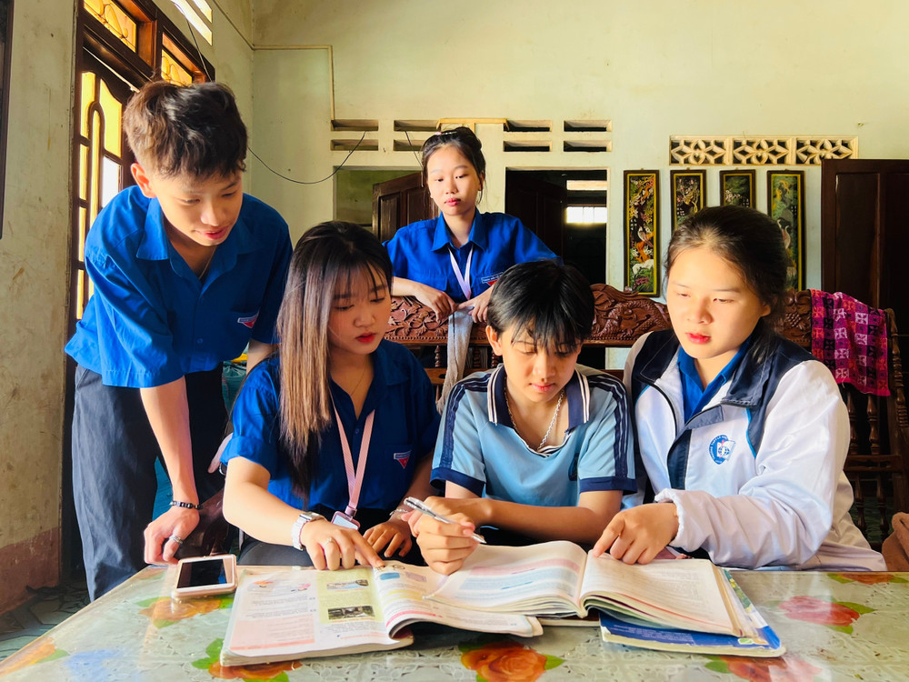 Đội xung kích tình nguyện thuộc Đoàn trường THPT Lê Hoàn hướng dẫn em Bùi Quốc Thành ôn tập kiến thức. Ảnh: M.N b10c3bbced27be41b9a98b7857b62616.jpg