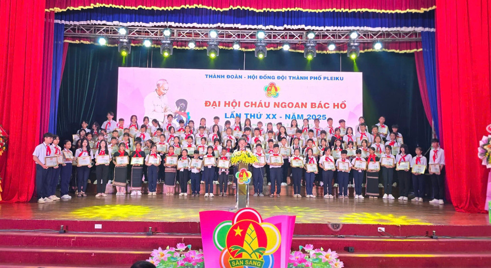 Ban Chấp hành Thành Đoàn Pleiku tuyên dương, tặng giấy khen cho 100 đội viên, thiếu nhi có thành tích xuất sắc trong công tác Đội và phong trào thiếu nhi TP. Pleiku. Ảnh: M.N img-9013.jpg