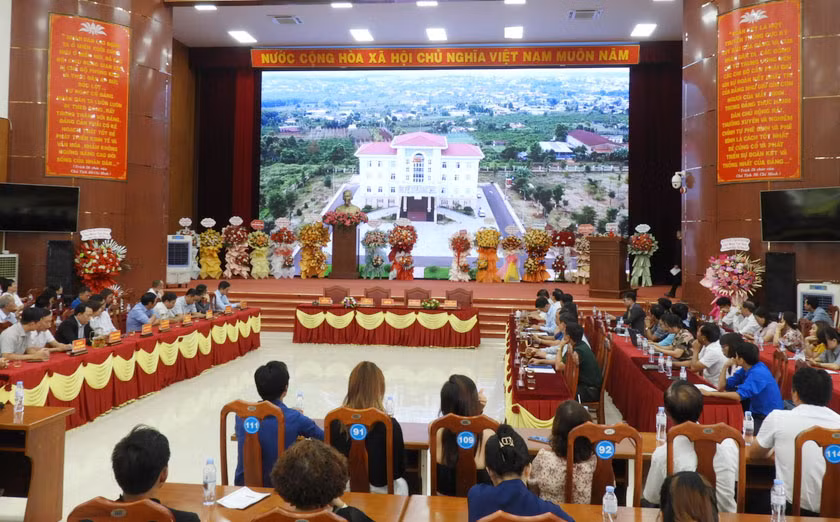 Đại biểu tham dự buổi gặp mặt xem phần trình chiếu giới thiệu tiềm năng lợi thế của huyện Đak Đoa. Ảnh Thanh Nhật