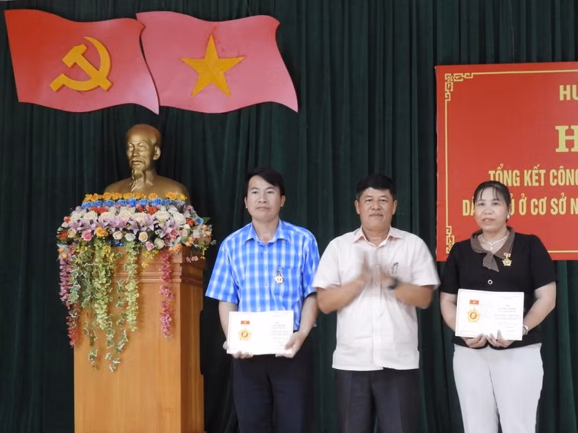 Ông Nguyễn Cao Thuấn (bìa trái) và bà Phạm Thị Thanh Thuỷ (bìa phải) được tặng Kỷ niệm chương vì sự nghiệp công tác dân vận của Đảng. Ảnh Thanh Nhật