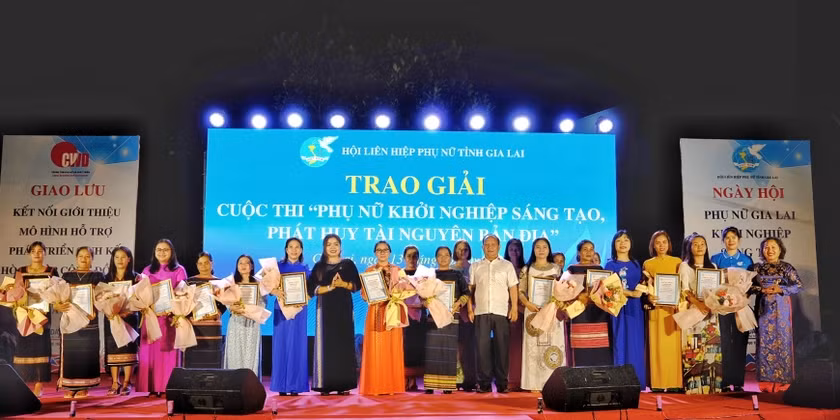 Trao giải cho các ý tưởng xuất sắc của cuộc thi "Phụ nữ khởi nghiệp-phát huy tài nguyên bản địa" năm 2023. Ảnh: Minh Châu