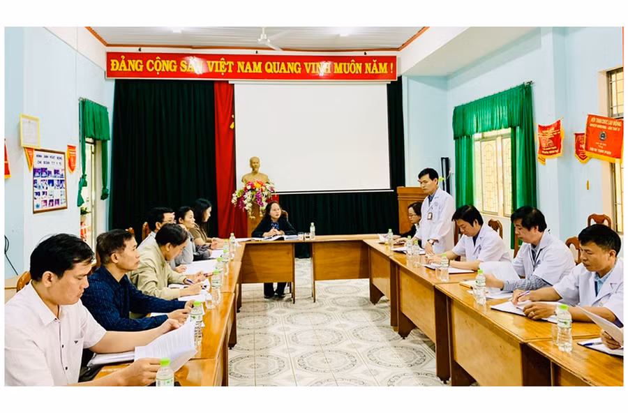 Đoàn giám sát của Hội đồng Nhân dân tỉnh Gia Lai giám sát đấu thầu, cung ứng thuốc tại Trung tâm Y tế huyện Mang Yang. Ảnh: Như Nguyện