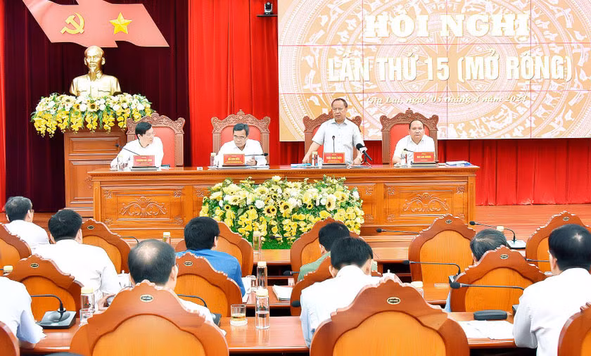Phó Bí thư Thường trực Tỉnh ủy Châu Ngọc Tuấn phát biểu ý kiến tại hội nghị. Ảnh: Đức Thụy Phó Bí thư Thường trực Tỉnh ủy Châu Ngọc Tuấn phát biểu ý kiến tại hội nghị. Ảnh: Đức Thụy